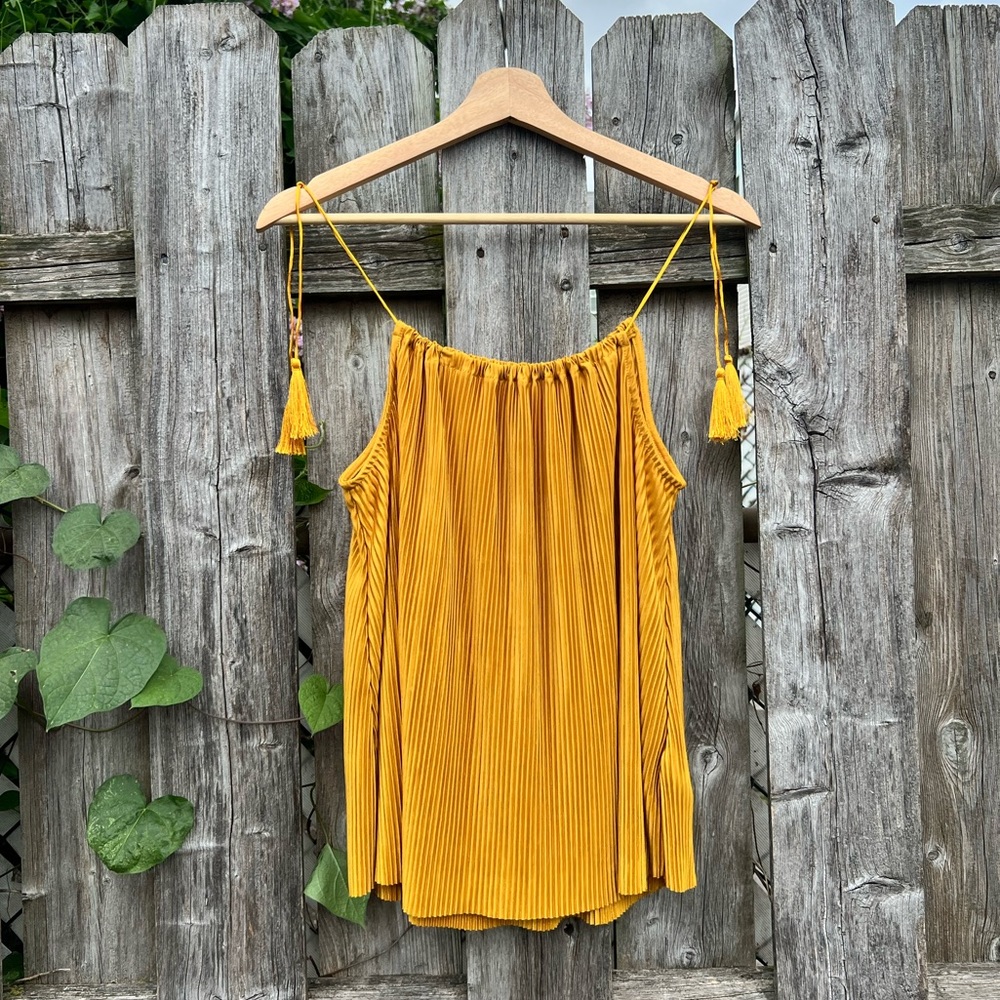 H&M knit plisse swing top